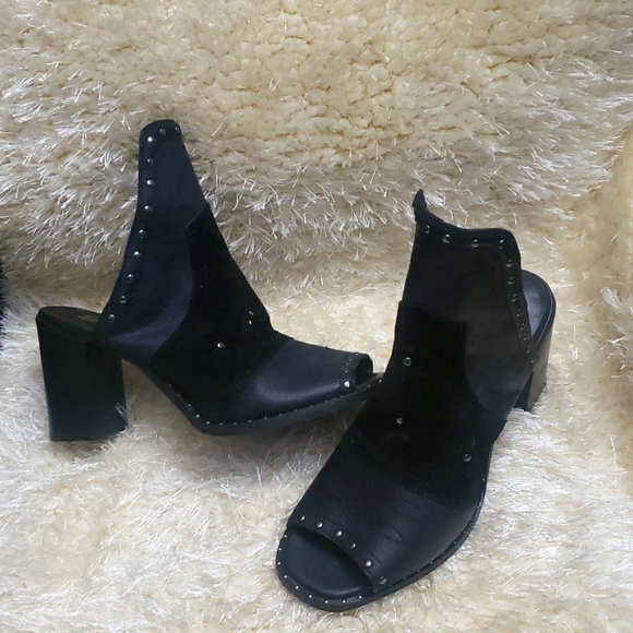 Shoe's - Picture 2 of 4